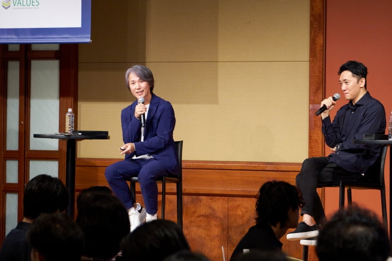 西口一希さんと小林琢磨さんがイベントで並んで話す様子