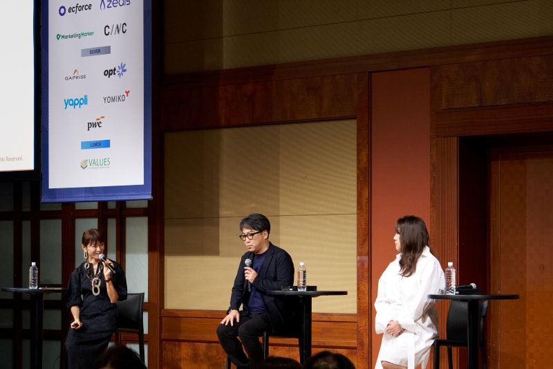 槇亮次さんと櫻井容子さんに質問を投げかける尾澤恭子さん