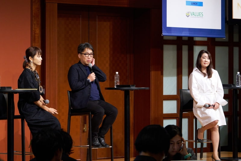 参加者へのメッセージを語る槇亮次さんと、尾澤恭子さん（写真左）、櫻井容子さん（写真右）