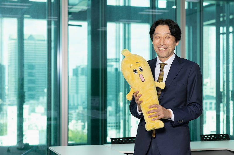 テレビ東京のキャラクター「ナナナ」のぬいぐるみを持った蜷川新治郎さん