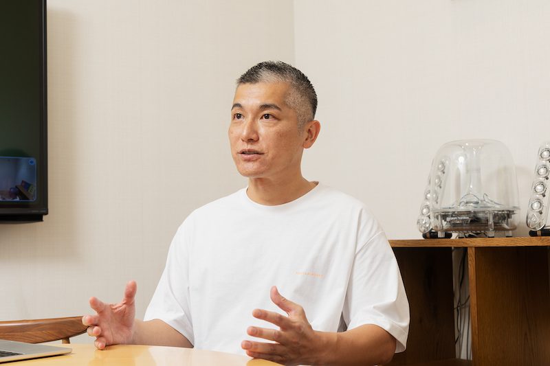 インタビューを受けるメルカリShops 事業開発本部長 兼 マーケティング本部長 中村全信さんの写真