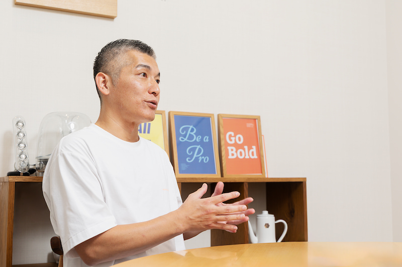 インタビューを受けるメルカリShops 事業開発本部長 兼 マーケティング本部長 中村全信さんの写真