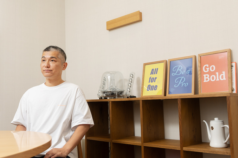 インタビューを受けるメルカリShops 事業開発本部長 兼 マーケティング本部長 中村全信さんの写真