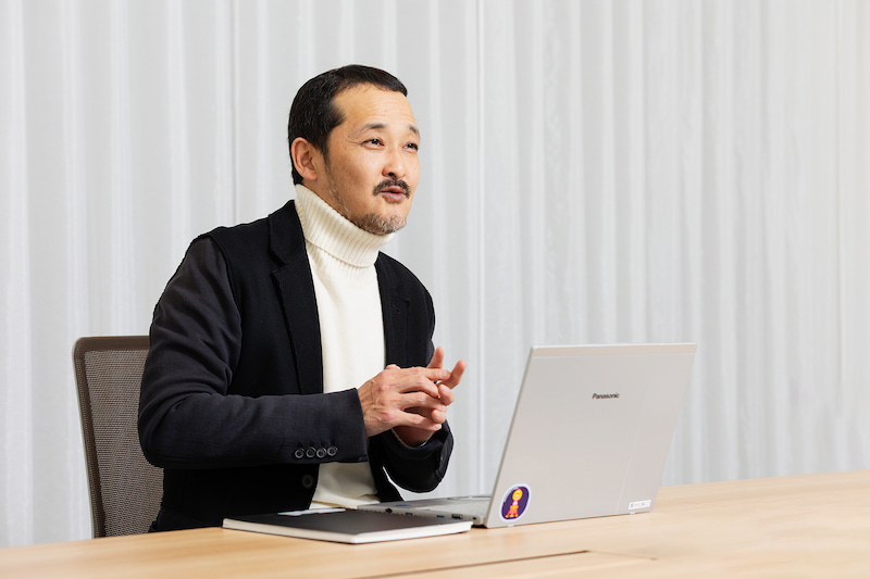インタビューを受けるライオン マーケティングデザインセンター部長 大村和顕さんの画像