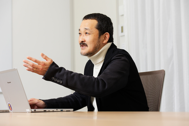 インタビューを受けるライオン マーケティングデザインセンター部長 大村和顕さんの画像