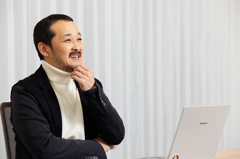 インタビューを受けるライオン マーケティングデザインセンター部長 大村和顕さんの画像