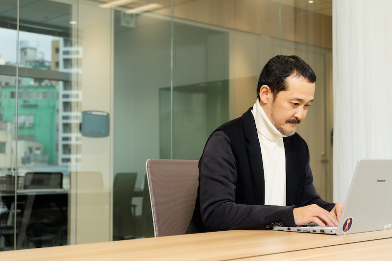 インタビューを受けるライオン マーケティングデザインセンター部長 大村和顕さんの画像