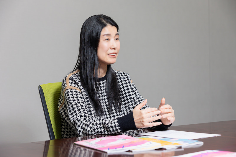 インタビューを受ける山岡朝子さんの写真