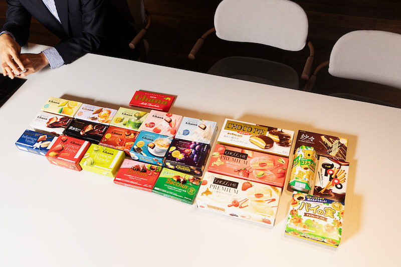 Marketing Nativeのインタビュー取材にて、テーブル上に並んだロッテ チョコレート商品の数々の写真