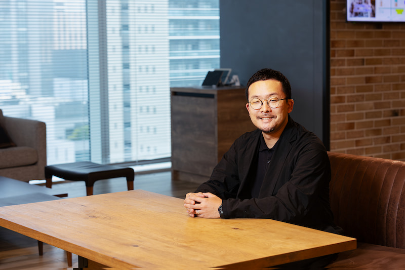 Marketing Nativeのインタビューを受けるサントリービバレッジ＆フード 新価値創造部長 大塚匠さんの写真